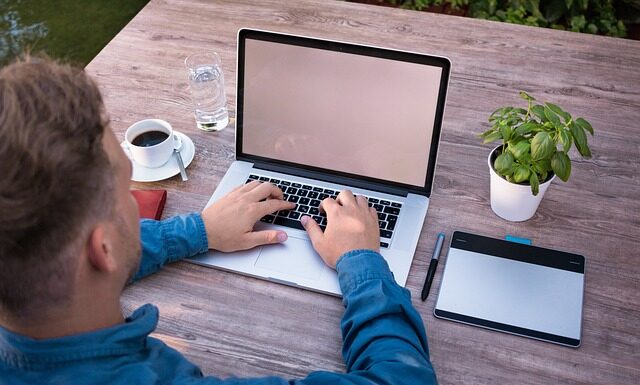 Jak się pisze słowo klientów?